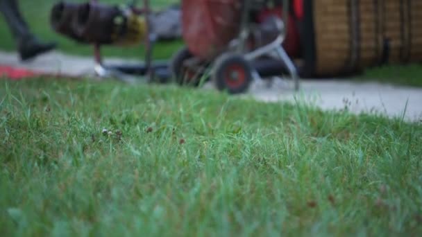 Les montgolfières vérifient la gondole et l'enveloppe avant la compétition de montgolfière — Video