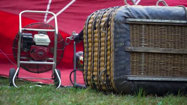 Detalles de la preparación del festival de globos de aire caliente, vista de la cesta y el sobre — Vídeo de stock