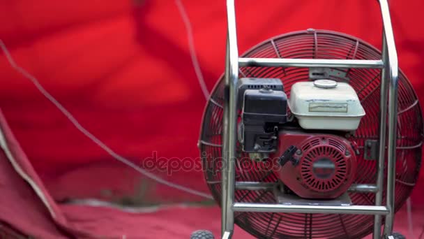 Ventilátor fouká teplo do obálky, příprava horkovzdušným balonem show — Stock video