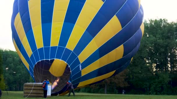Ballongfarare förbereder varm luftballong för flygning och blåsa upp kuvertet — Stockvideo