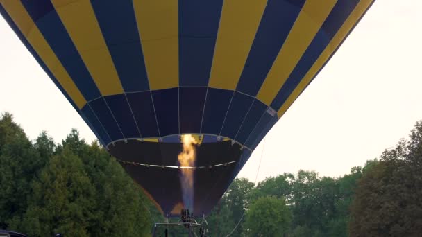 Préparation au vol, brûleur de montgolfière gonflant l'enveloppe, visite — Video