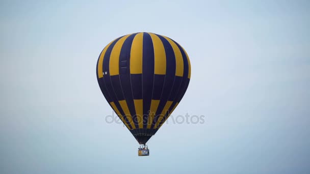 Kleurrijke luchtballon vliegen in de lucht, vrijheid en extreme sport, hobby — Stockvideo