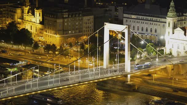 Işıklı zincir köprü ve yol arabalar, Macaristan ile güzel bir gece görünümü — Stok video