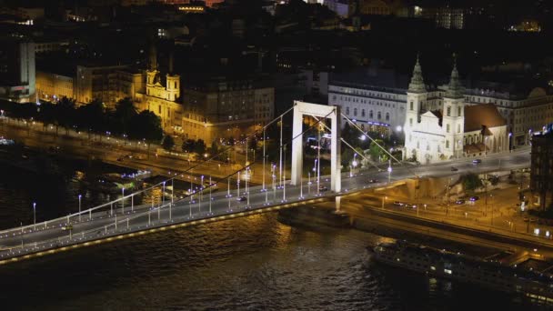 Geweldige stadsgezicht van Saint Stephen's Basiliek en Chain Bridge in Hongarije — Stockvideo