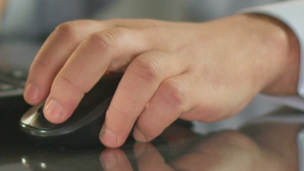 Χέρι του άνδρα που κείτονταν στο ποντίκι του υπολογιστή, γκρο πλαν δάχτυλα κάνοντας κλικ στα κουμπιά — Αρχείο Βίντεο