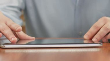 Erkek el tablet, sosyal medyada fotoğraf görüntüleme kaydırma yakın çekim