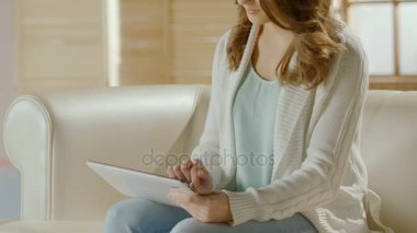 Mutlu kadın kanepede rahatlatıcı ve tablete yaz tatil fotoğraf görüntüleme