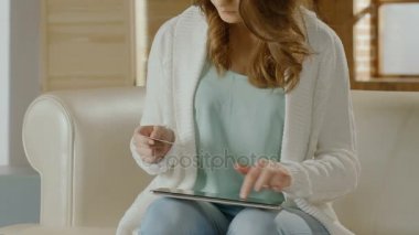 Genç ev hanımı tablet, fatura ödeme kartı numarası ekleme. Online alışveriş