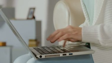Eller genç kadın Blogger makale tipik dizüstü bilgisayar, serbest çalışma