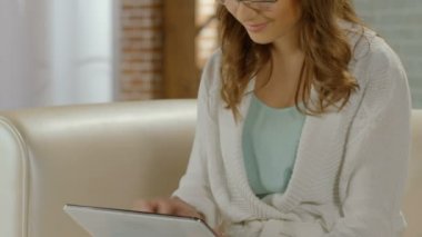Tablet ve yazarak, akıllı kız, proje üzerinde çalışan ile oturan gözlüklü kadın