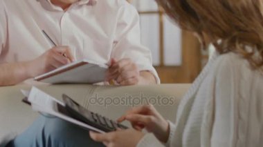 Erkek ve kadın aile bütçe, planlama hesaplamaları sorunlar ile para yapma