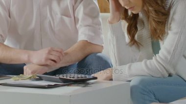 Bir kaç küçük para ile tablo başına oturmuş, baş taraftan istirahat kadın, borç