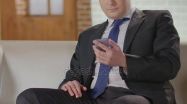 İşadamı cep telefonu ve başlar konuşma, ortaklık arama arama