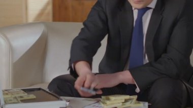 Çağrı cep telefonuyla bitirme işadamı dolar wads bavul koyarak