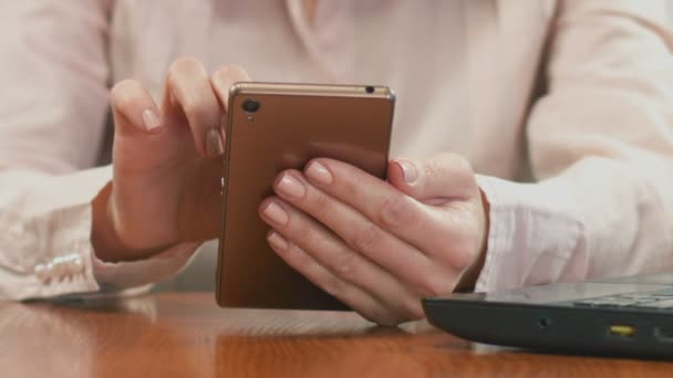 Manos de mujer de negocios desplazándose en el teléfono inteligente, charlando con el cliente en línea — Vídeo de stock