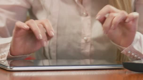 Haftalık rapor yazarak kadın ekonomist tablet üzerinde çalışan. Eller Close-Up — Stok video