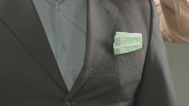 Nieuczciwe zastępca kierownika wprowadzenie łapówkę w jego kieszeni kurtki, korupcji i przestępczości — Wideo stockowe