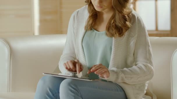 Γυναίκα πληκτρολογώντας στο tablet, επιλέγοντας ξενοδοχείο διαμέρισμα για διακοπές, αγορές μέσω Διαδικτύου — Αρχείο Βίντεο