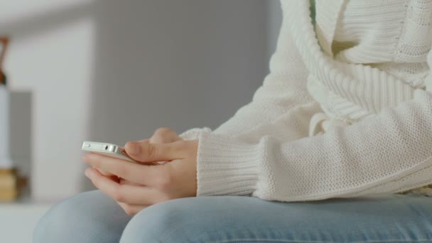 Chica escribiendo mensaje en el teléfono inteligente, charlando en línea, primer plano de la mano de la mujer — Vídeos de Stock