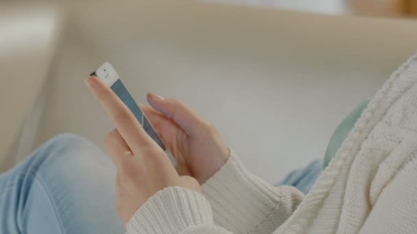 Flickan håller mobiltelefon och skriva meddelande, chatta med vänner, utnämning — Stockvideo