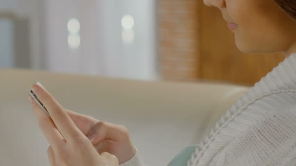 Jolie dactylographie féminine message sur téléphone portable, communication avec un ami, amoureux — Video