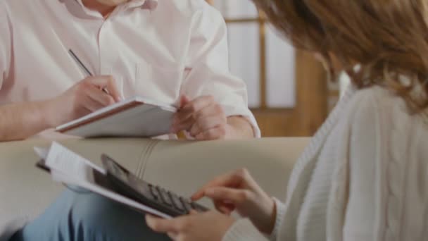 Hombre y mujer haciendo cálculos planeando el presupuesto familiar, problemas con el dinero — Vídeos de Stock