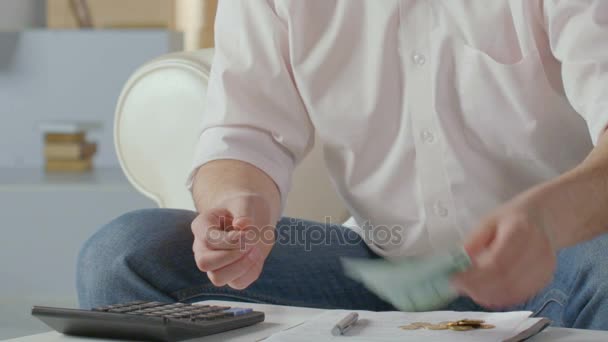 Hombre contando euros, pulsando botones en la calculadora, tomando notas, financiando — Vídeos de Stock