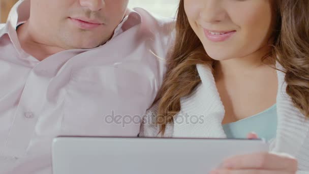 Homme et femme regardant la tablette et souriant, photographies numériques, souvenirs heureux — Video