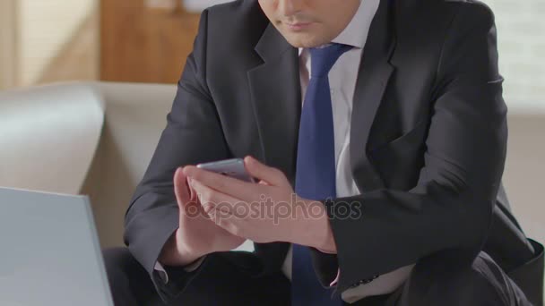 Male in business suit dialing number on cell phone, starts talking, negotiations — Stock Video