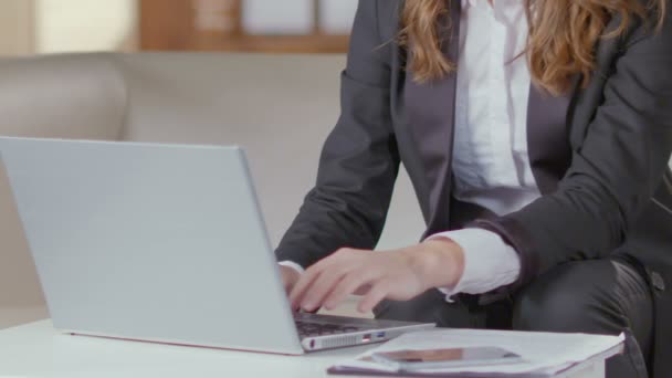 Mujer en traje de negocios trabajando con el ordenador portátil, informe estadístico, empleado de la empresa — Vídeos de Stock