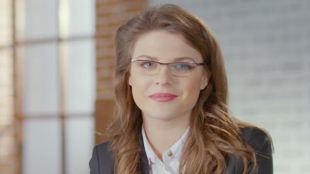 Női szemüveg kamera nézett és mosolyogva, világ üzletemberek, megbízható — Stock videók
