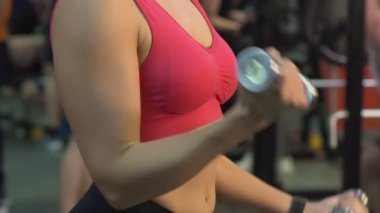 Seksi atletik kadın spor salonu, egzersiz, fitness, yavaş hareket halter kaldırma