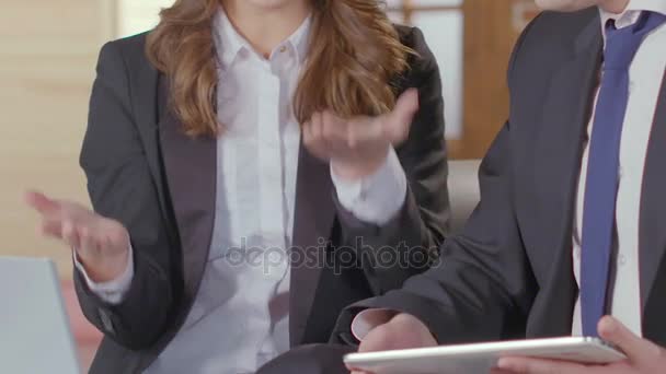 Uomo e donna in giacca e cravatta avendo discussione sui dati da laptop, carriera — Video Stock