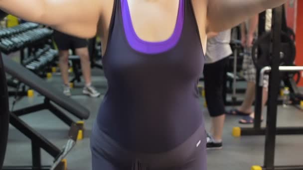 Толстая девушка работает в тренажерном зале и прыжки канат, потеря веса, фитнес — стоковое видео