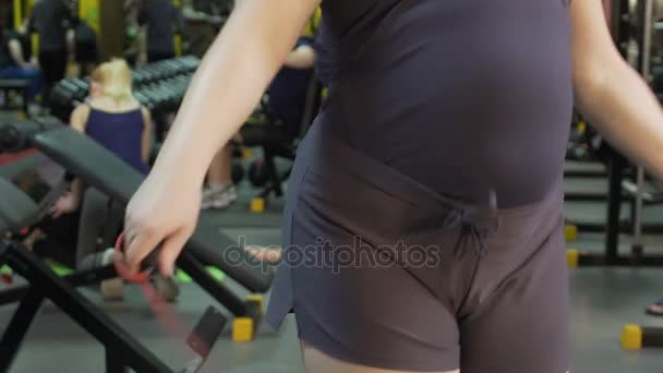 땀이 체중 여자 스포츠 클럽, 피트 니스, 느린 모 점프 밧줄을 건너뛰는 — 비디오