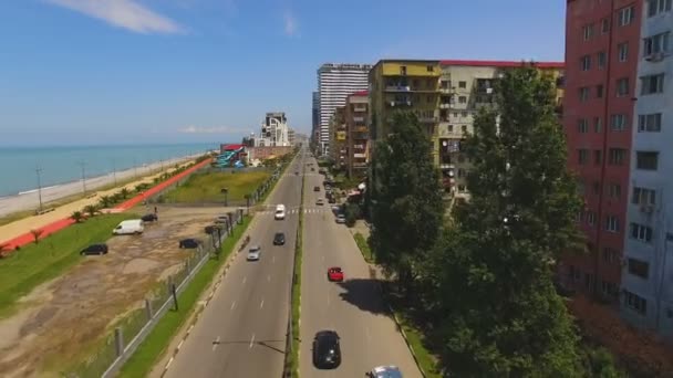 Carros descendo avenida à beira-mar em Batumi Georgia, cidade resort Mar Negro — Vídeo de Stock