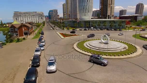 Auto's naar beneden rotonde kruispunt op het Heldenplein in Batumi, Georgië — Stockvideo