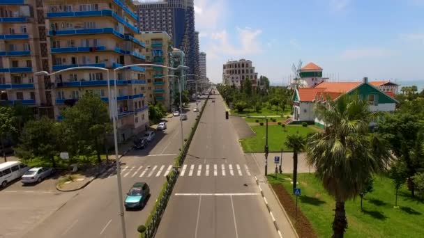 Boulevard z samochodami między budynki mieszkalne a brzegiem morza w mieście Batumi, Gruzja — Wideo stockowe