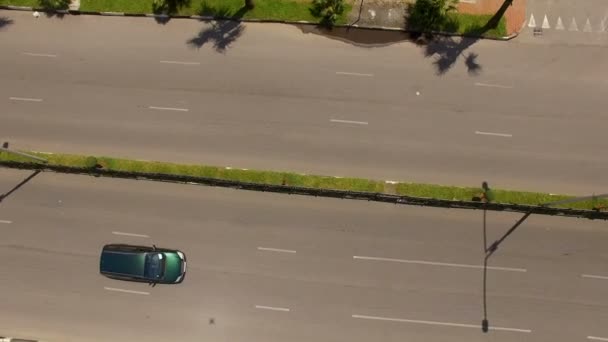 Мбаппе бежит по широкой дороге, транспортной системе, инфраструктуре, вид сверху — стоковое видео