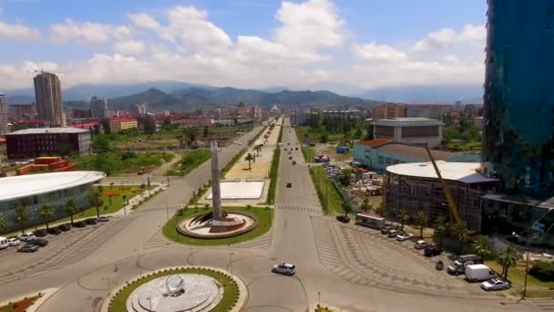 Batum Gürcistan'daki kahramanlar Meydanı'nda modern heykel ile geniş Bulvarı devam — Stok video