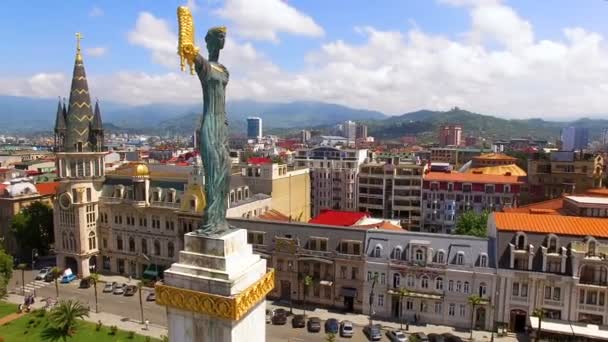 Monument voor Medea in Europa plein in Batumi, Georgië tegen stadsgezicht, luchtfoto — Stockvideo