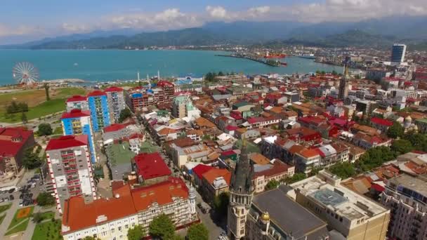 Batumi georgia, stadtbild mit dach und schwarzem meer, berge schaffen skyline — Stockvideo
