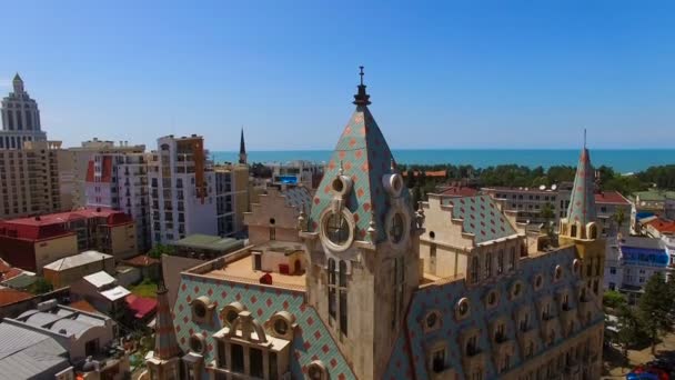 Mooi gebouw tegen stadsgezicht met zee horizon, luxehotel in Batumi — Stockvideo