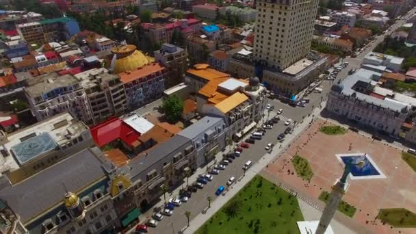 Det berömda Europa torget och ljusa hustak Batumi Georgiens, stadsbilden antenn — Stockvideo