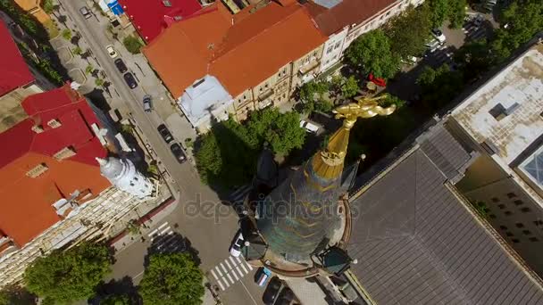 Wetterfahne des astronomischen Uhrturms in Batumi gegen Stadtbild, Meer auf der Rückseite — Stockvideo