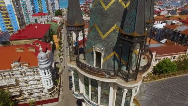 Taras widokowy astronomiczny zegar wieży w Batumi przeciwko Europie placu — Wideo stockowe