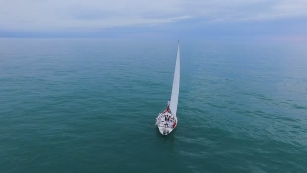 Zeilboot naar beneden turquoise zee, luxueuze levensstijl, biedt voor een volstrekte vrijheid — Stockvideo