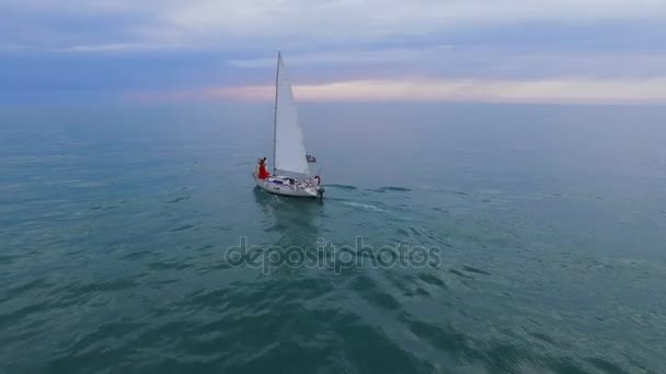 Par stående på båge av vit segelbåt mitt i oceanen, framtida liv, Familj — Stockvideo