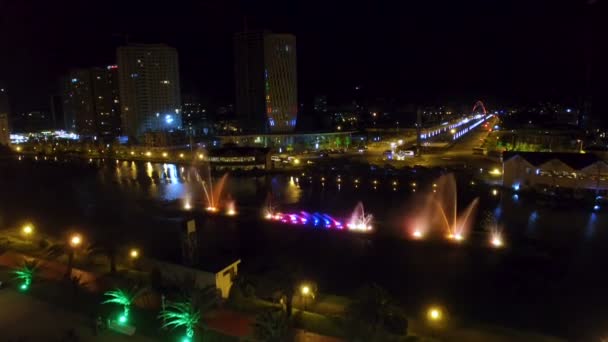 Dansende fonteinen in Heldenplein in Batumi, Georgië 's nachts, lokale landmark — Stockvideo