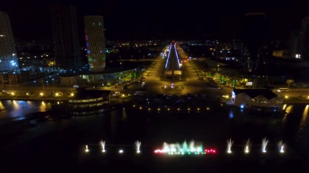 Colorful Dancing Fountain with Heroes Square behind, Batumi Georgia nightscape — Stock Video